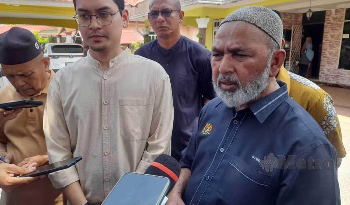 SYED Abu Hussin Hafiz (kanan) ketika ditemui selepas menziarahi keluarga Pengerusi Pertubuhan Persaudaraan Pesawah Malaysia(PeSAWAH) Allahyarham Muhamad Fuad Yaccob di rumahnya di Alor Janggus. FOTO Noorazura Abdul Rahman