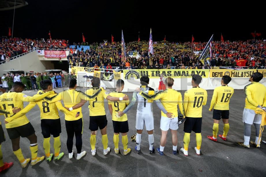 PEMAIN Malaysia, menghargai para penyokong selepas tumpas kepada Vietnam 0-1 dan (secara agregat 2-3) pada perlawanan akhir kedua Piala Suzuki AFF 2018 menetang Malaysia di Stadium My Dinh Vietnam. FOTO/MOHAMAD SHAHRIL BADRI SAALI