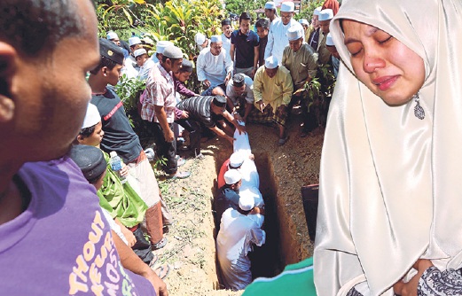 JENAZAH Allahyaham dikebumikan di Tanah Perkuburan Islam Kampung Kubang Kachang. Gambar kiri, isteri arwah sebak mengenangkan anak di dalam kandungannya sebaik jenazah suaminya tiba di rumah.