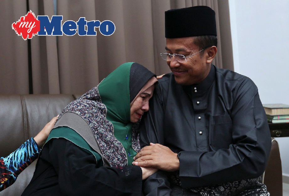 SAFIAH kelihatan sayu selepas perlantikan anaknya Dr Ahmad Samsuri Mokhtar menjadi Menteri Besar Terengganu yang ke-15 di kediamannya Kampung Rusila. -Foto GHAZALI KORI