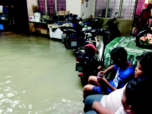 Air limpahan longkang besar  akibat hujan lebat berterusan selama beberapa jam di sekitar Batu Anam, Segamat. 