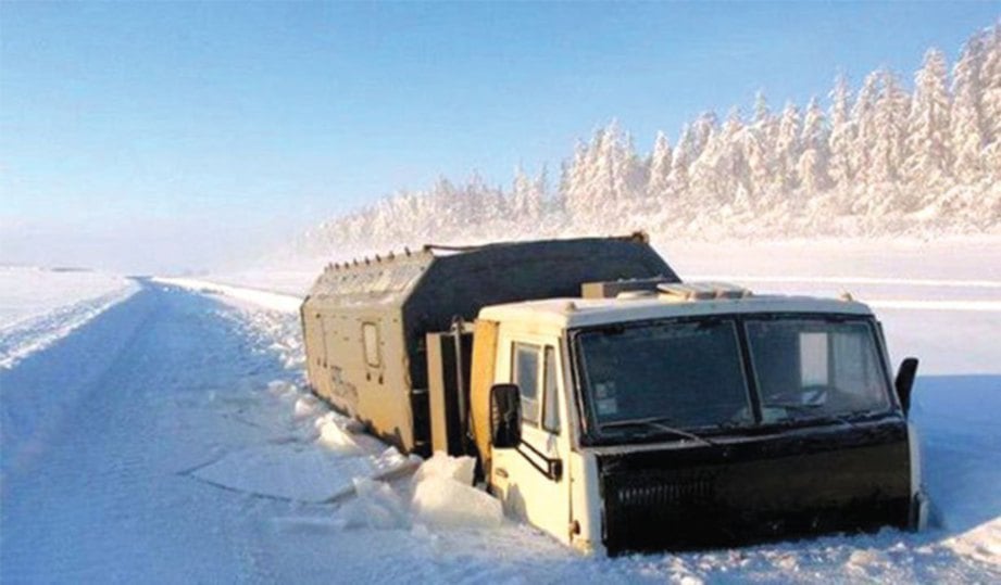 SEBUAH lori yang terkandas hampir dilitupi salji di bandar Verkhoyansk.