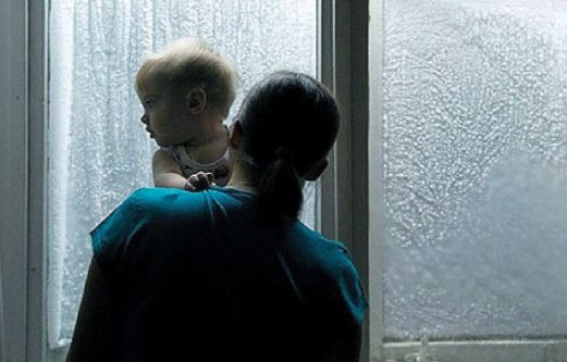 SEORANG wanita mendukung anaknya berdiri di depan tingkap yang diliputi ais.