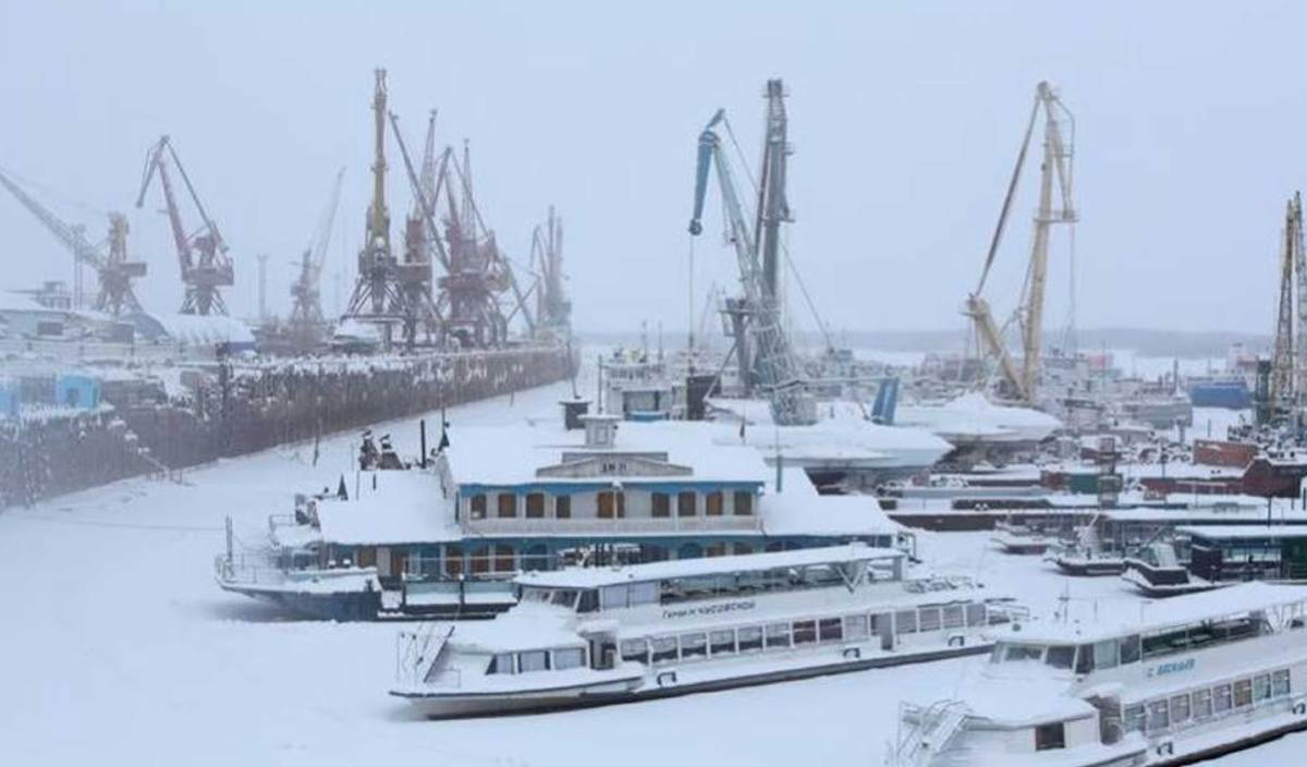 FERI di kawasan pelabuhan yang membeku di Sungai Lena, Yakutsk, Siberia, Rusia. FOTO Reuters