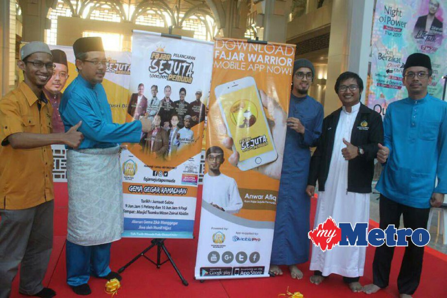 Penasihat YDKMM Dr Mohd Hizul Azri Md Noor (dua dari kiri) merasmikan program Fajar Sejuta Pemuda dan aplikasi Fajar Warrior sambil diperhatikan Mohd Syafiq (kiri) dalam majlis di Masjid Tuanku Mizan Zainal Abidin di Putrajaya, hari ini. FOTO Nursyahirah Marzuki