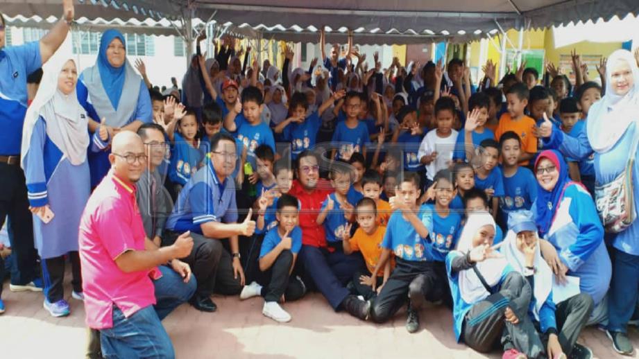 Bantu 27 sekolah  di DUN Dengkil Harian Metro