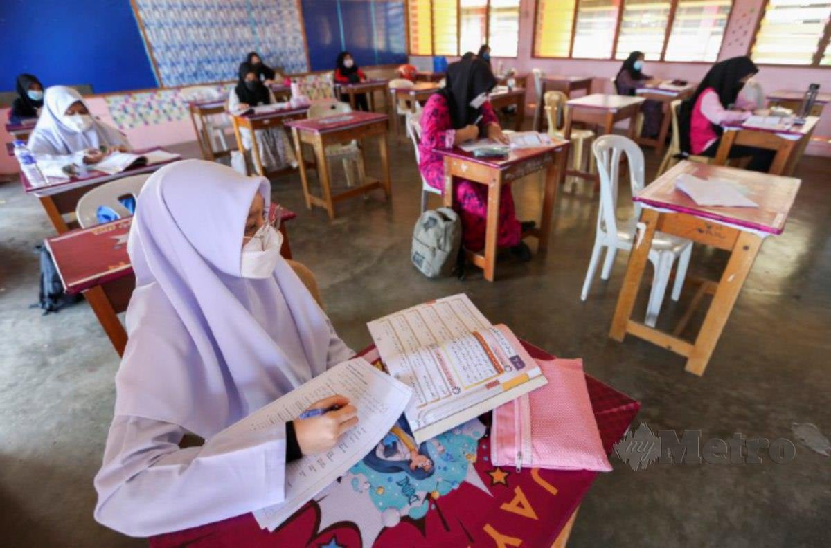 PELAJAR memulakan sesi pembelajaran secara bersemuka di Sekolah Menengah Kebangsaan Tunku Kurshiah. FOTO Azrul Edham Mohd Aminuddin