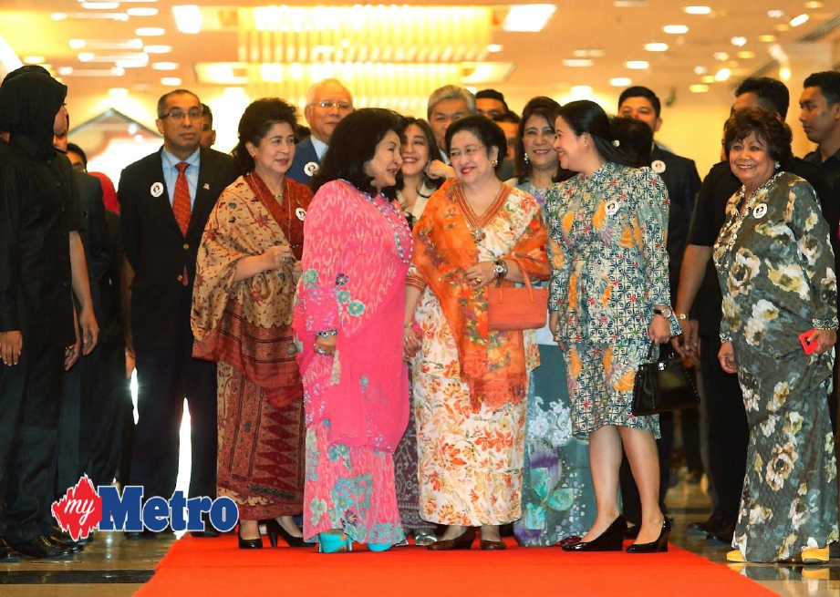 Isteri Perdana Menteri, Datin Seri Rosmah Mansor (kanan) dan bekas Presiden Indonesia, Megawati Soekarnoputri (dua kanan) pada Majlis Perasmian 'Seminar Jenayah Seksual Kanak-Kanak: Hentikan!' FOTO Zulfadhli Zulkifli 