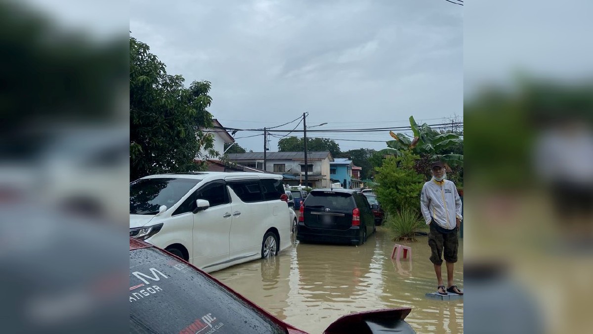 KEADAAN banjir di Seksyen 19 Shah Alam. FOTO ihsan pembaca