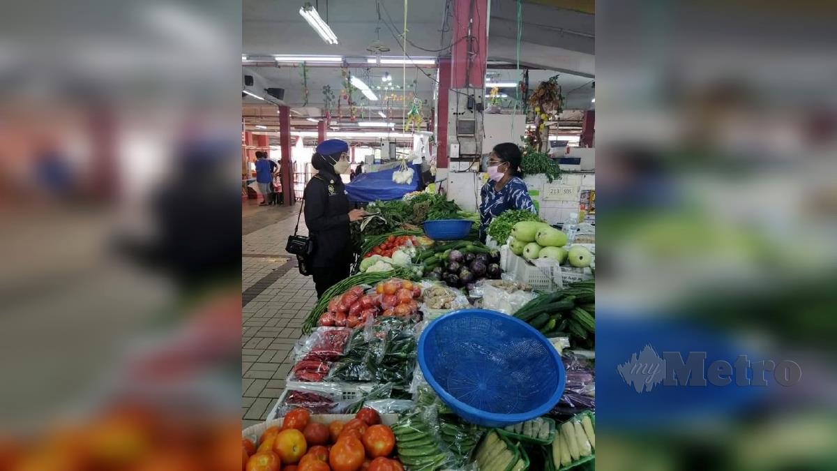 PEGAWAI KPDNHEP membuat pemeriksaan di pasar awam. Foto Ihsan KPDNHEP Selangor