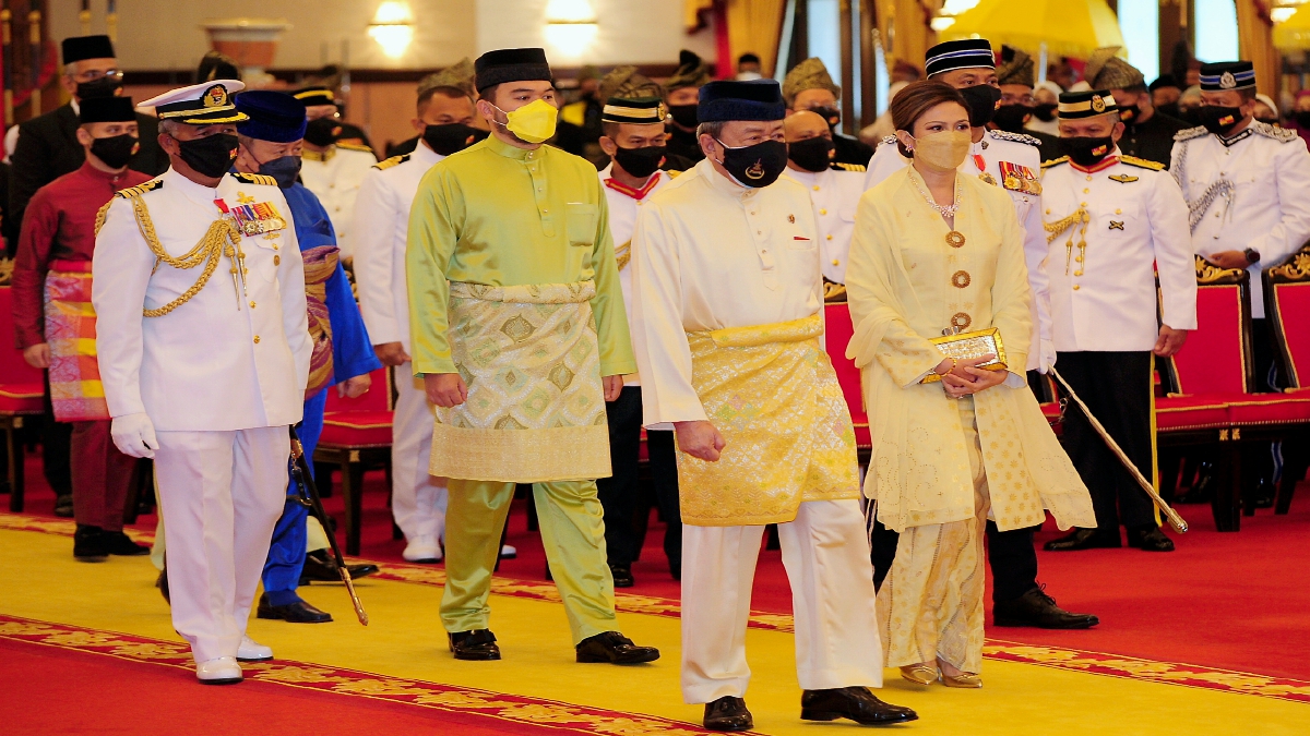 SULTAN Sharafuddin Idris Shah, Tengku Permaisuri Norashikin dan Tengku Amir Shah di Istana Alam Shah di sini hari ini. FOTO BERNAMA
