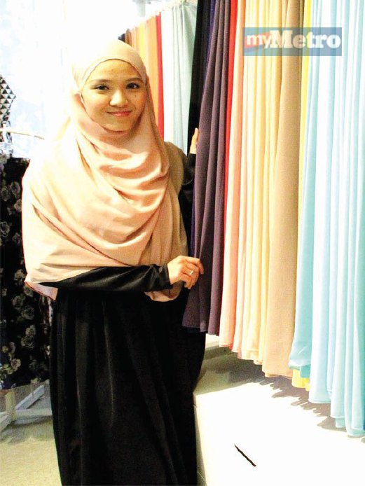 NORAZRINA bersama koleksi selendang Dena di butiknya di Seksyen 7, Shah Alam Selangor.