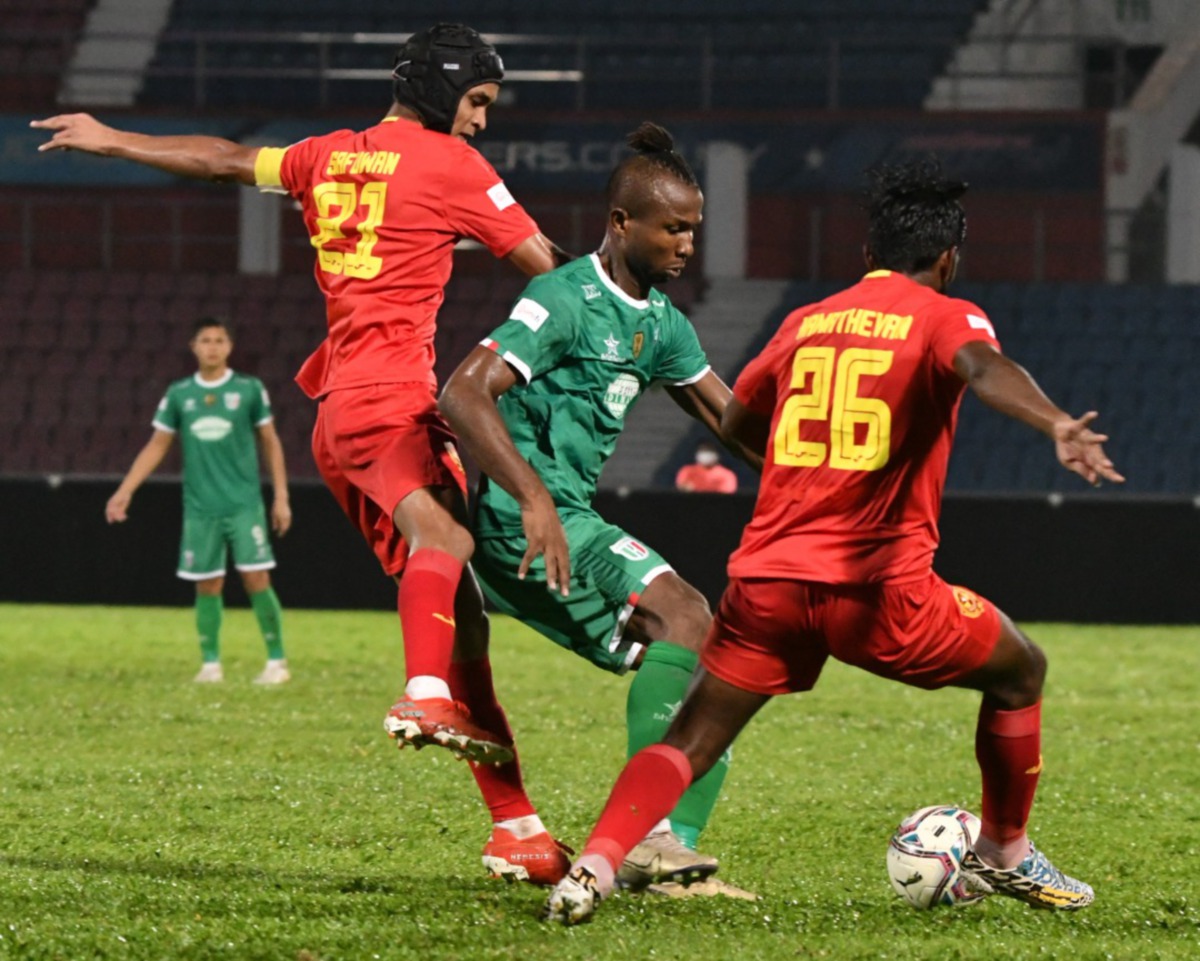 Pemain Kuching City FC, Michael Ijizie diapit , pemain Selangor FC, Safuwan Baharudin (kiri) dan A Namathevan (kanan) . -FOTO Ihsan Kuching City FC