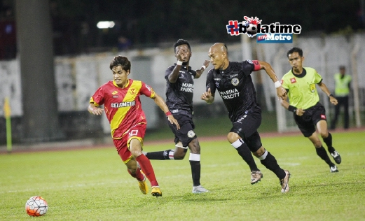 Pemain Selangor Muhammad Nazmi Faiz (kiri) melepasi pertahanan pemain Sarawak pada perlawanan Liga Super di Stadium Perbandaran Selayang. FOTO BERNAMA
