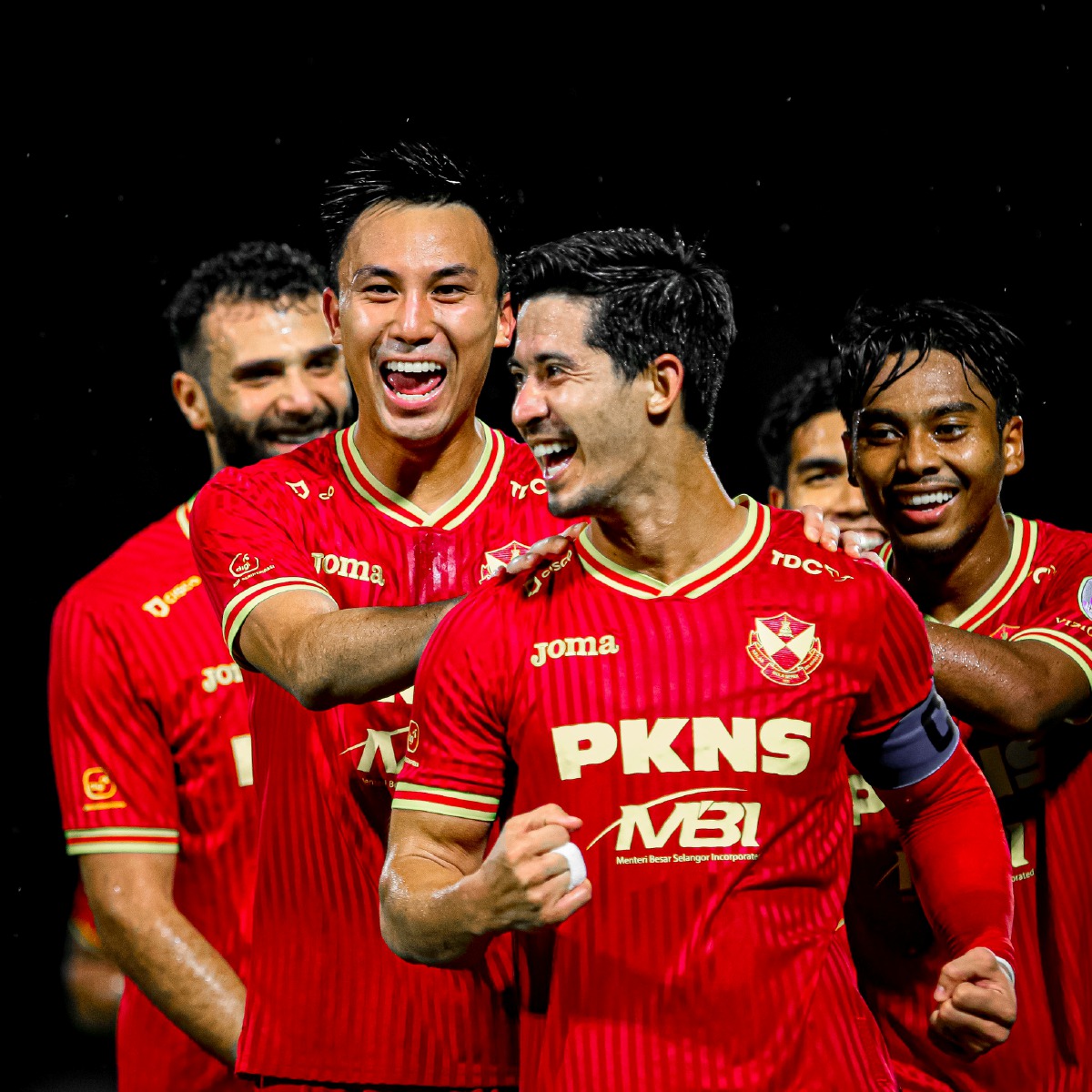 BARISAN pemain Selangor meraikan kejayaan menewaskan Melaka. FOTO Selangor FC