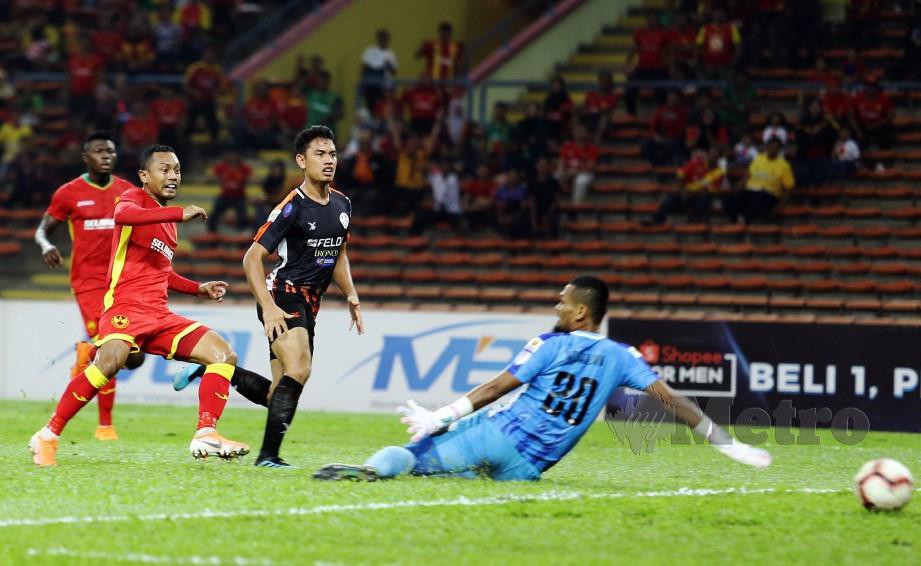 SYAZWAN (dua kiri) meledak gol pertama Selangor menentang FELDA United di Stadium Shah Alam. — FOTO Roslin Mat Tahir