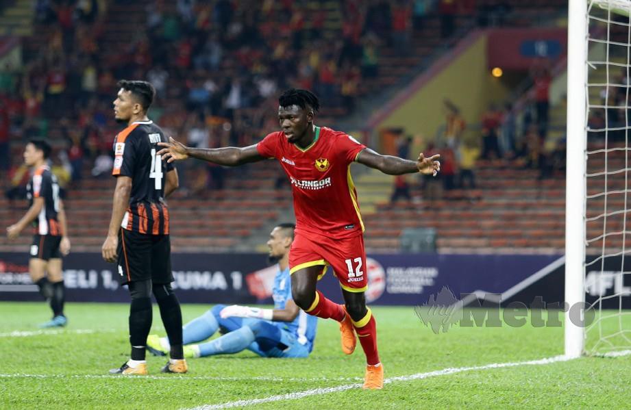 OMOSUYI (kanan) meraikan gol kedua Selangor di Shah Alam. — FOTO Roslin Mat Tahir
