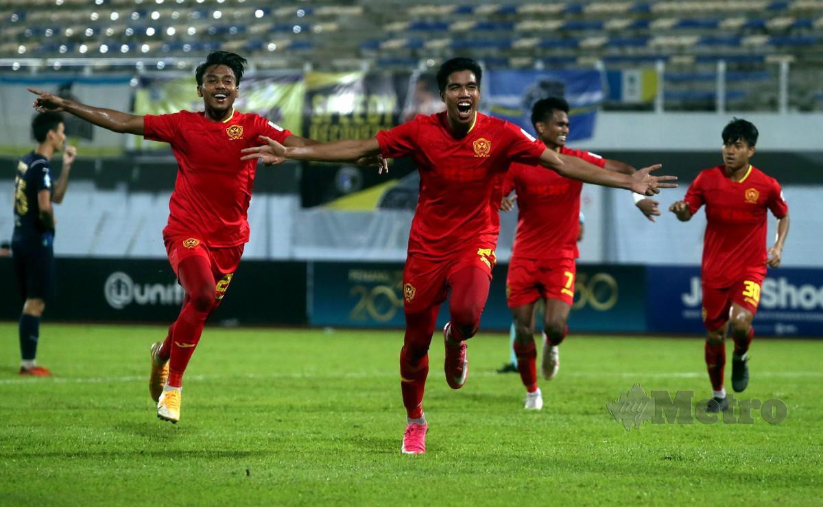 PEMAIN Selangor FC, Ahmad Danial Ahmad Asri (tiga dari kanan) bersama rakan pasukannya meraikan jaringan gol ketika menentang Penang FC dalam aksi Liga Super di Stadium  Bandaraya Pulau Pinang di sini.  FOTO Danial Saad