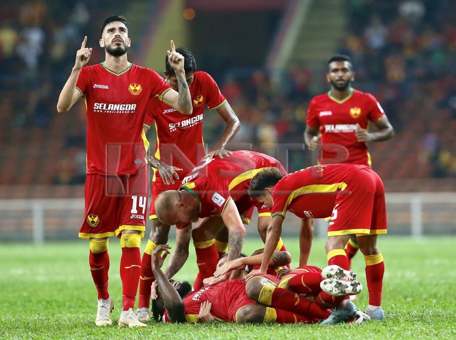 PEMAIN Selangor gembira meraikan jaringan German pada babak pertama menentang FELDA United di Stadium Shah Alam, sebentar tadi. - FOTO Nurul Shafina Jemenon