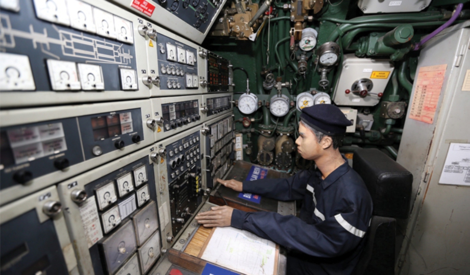 RUANG pengendali mesin di dalam kapal selam SMD Ouessant Agosta 70.