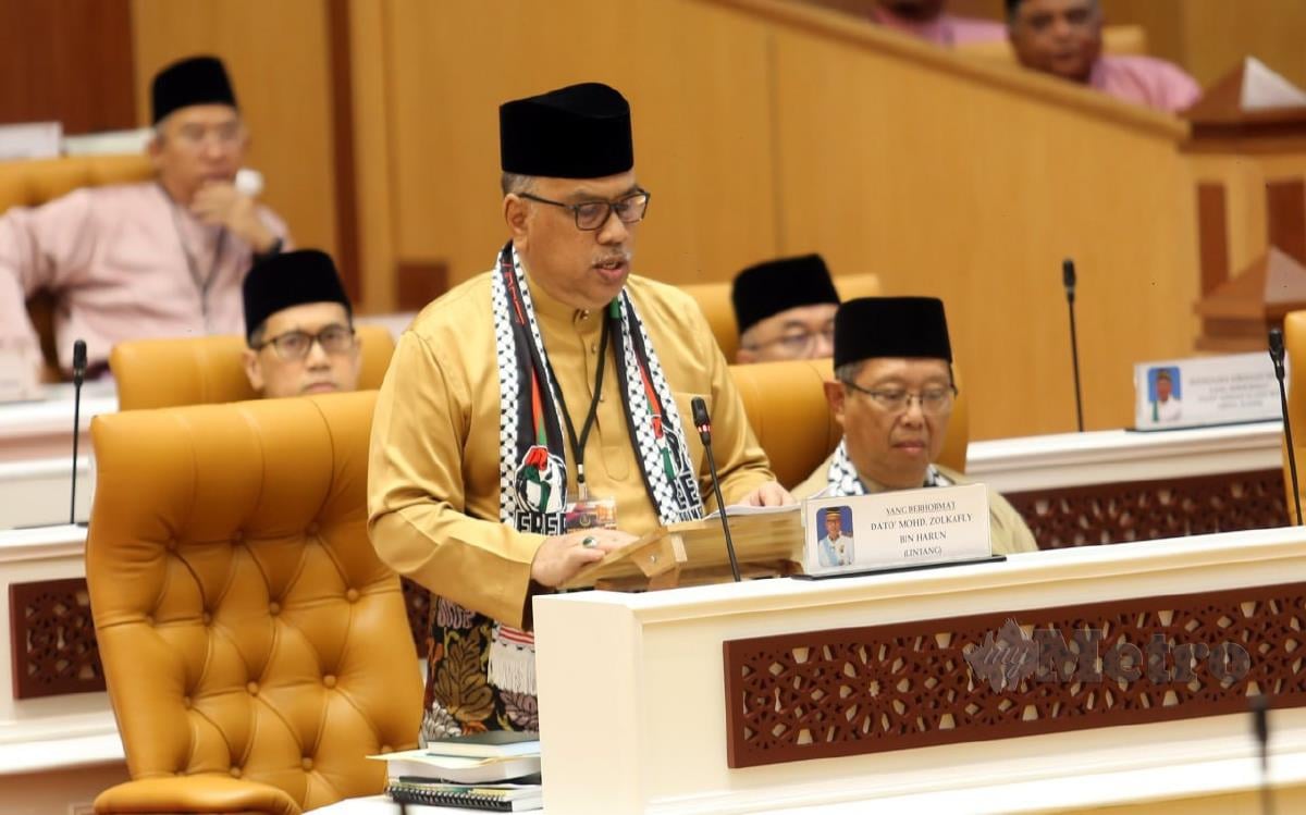 Zolkafly Harun menjawab soalan lisan pada Mesyuarat KelimaTahun Pertama Persidangan Dewan Undangan Negeri ke-15 Perak  di Bangunan Perak darul Ridzuan. FOTO L. MANIMARAN