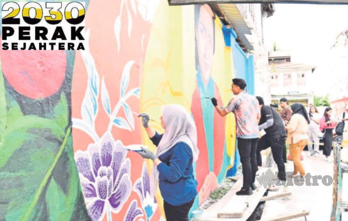 KERJA melukis mural di pekan Beruas sebagai port baharu pelancong merakam foto di pekan bersejarah itu. - Gambar Ihsan MPM 