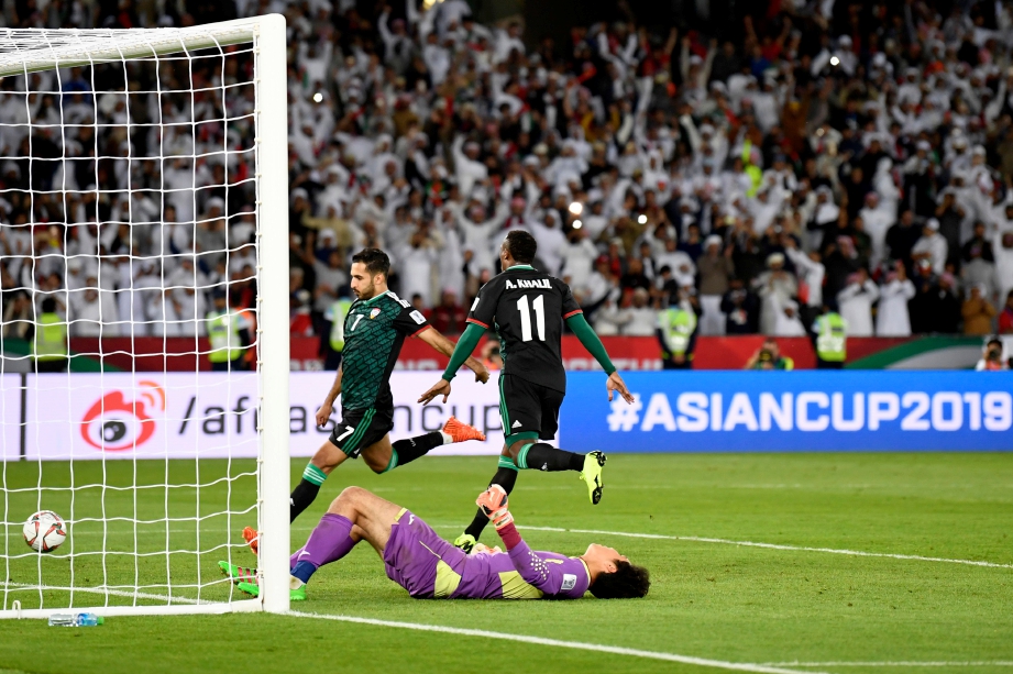 PENYERANG UAE Ahmed Khalil (kanan) meraikan gol selepas berjaya menyempurnakan penalti. FOTO/AFP 