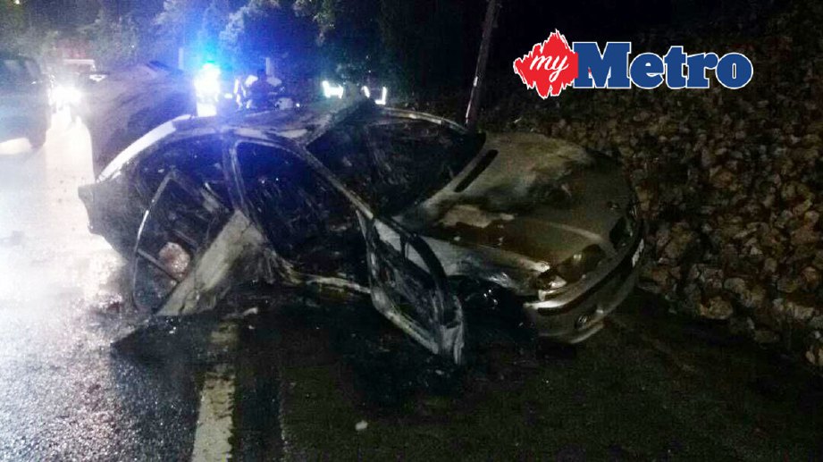 Keadaan BMW dinaiki empat lelaki yang terbabas dan terbakar di Lebuhraya Sultan Iskandar berhampiran Jabatan Perhutanan Semenanjung Malaysia, hari ini. FOTO Mohd Hasbi Sidek