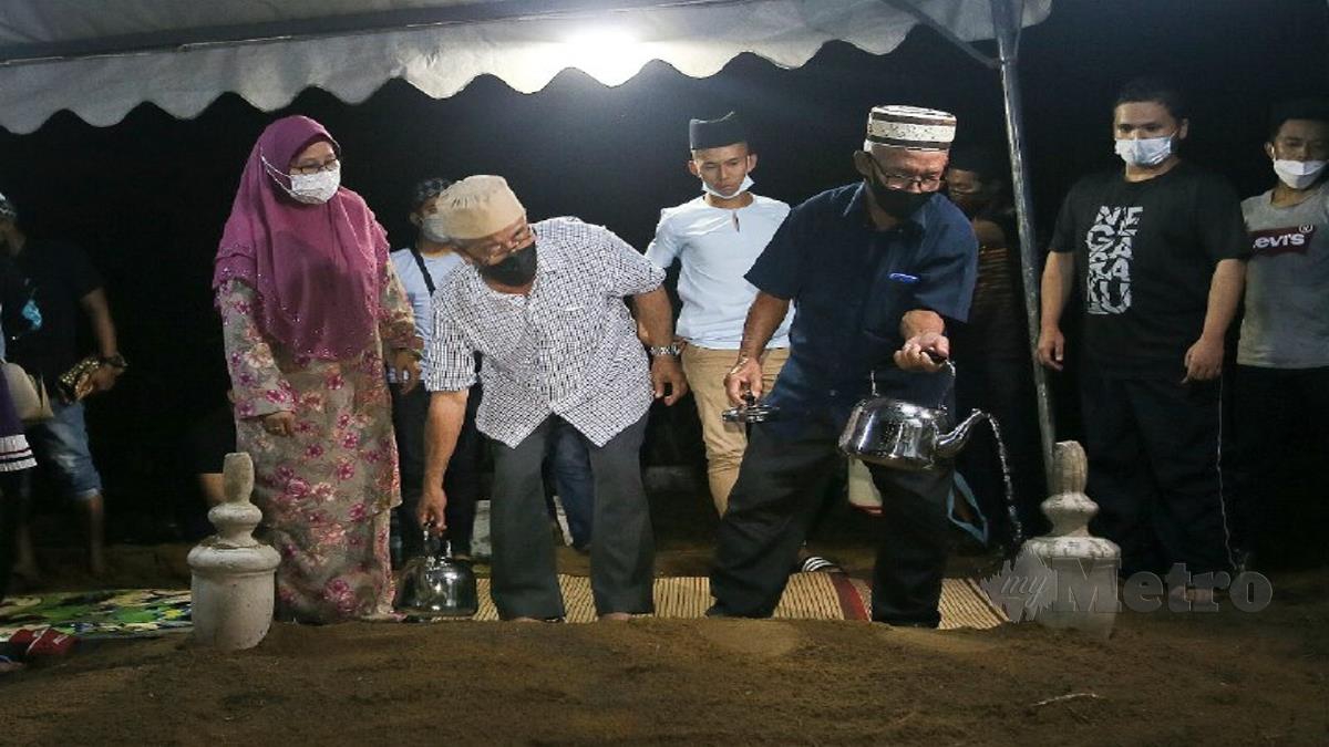 JENAZAH Allahyarham Datuk Seri Zolkples Embong selamat dikebumikan di Tanah Perkuburan Islam Syed Yahya, Kuala Dungun malam ini. FOTO GHAZALI KORI
