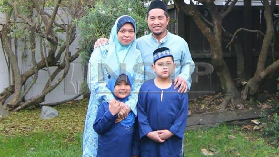 RAHIMI (kanan) bersama isteri dan dua anaknya. FOTO Ihsan Keluarga 