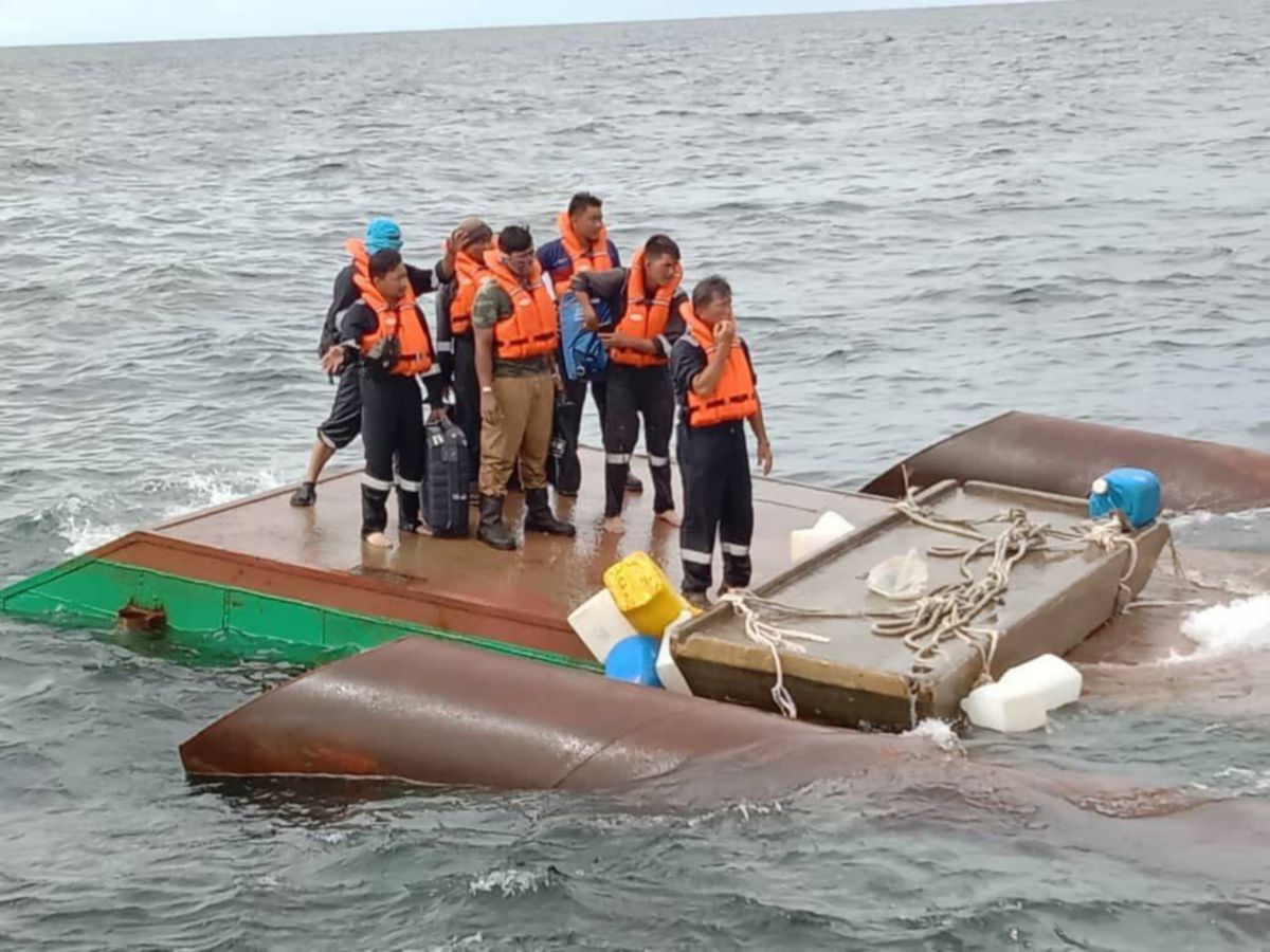 Pasukan APMM berjaya menyelamatkan tujuh kontraktor selepas bot dinaiki mereka karam di perairan Kimanis. FOTO IHSAN APMM