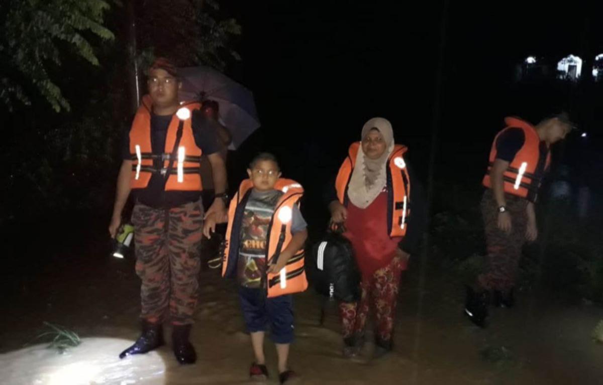 Anggota JBPM menyelamat mangsa banjir di Kampung Bukit Sebelah Weng selepas penempatan mereka dinaiki air dalam kejadian banjir kilat di Baling. FOTO IHSAN BOMBA