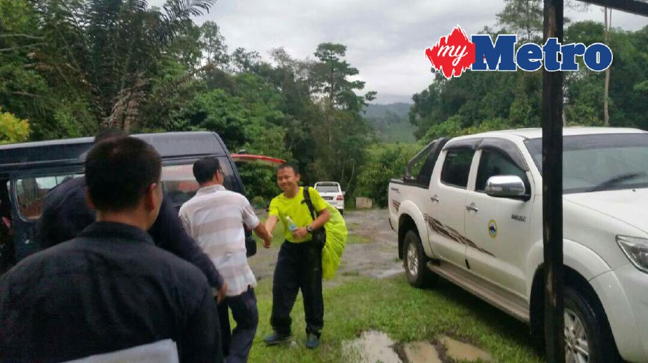 Alan (baju hijau) yang ditemui selamat selepas tersesat di Gunung Tambuyukon. FOTO ihsan Taman-Taman Sabah