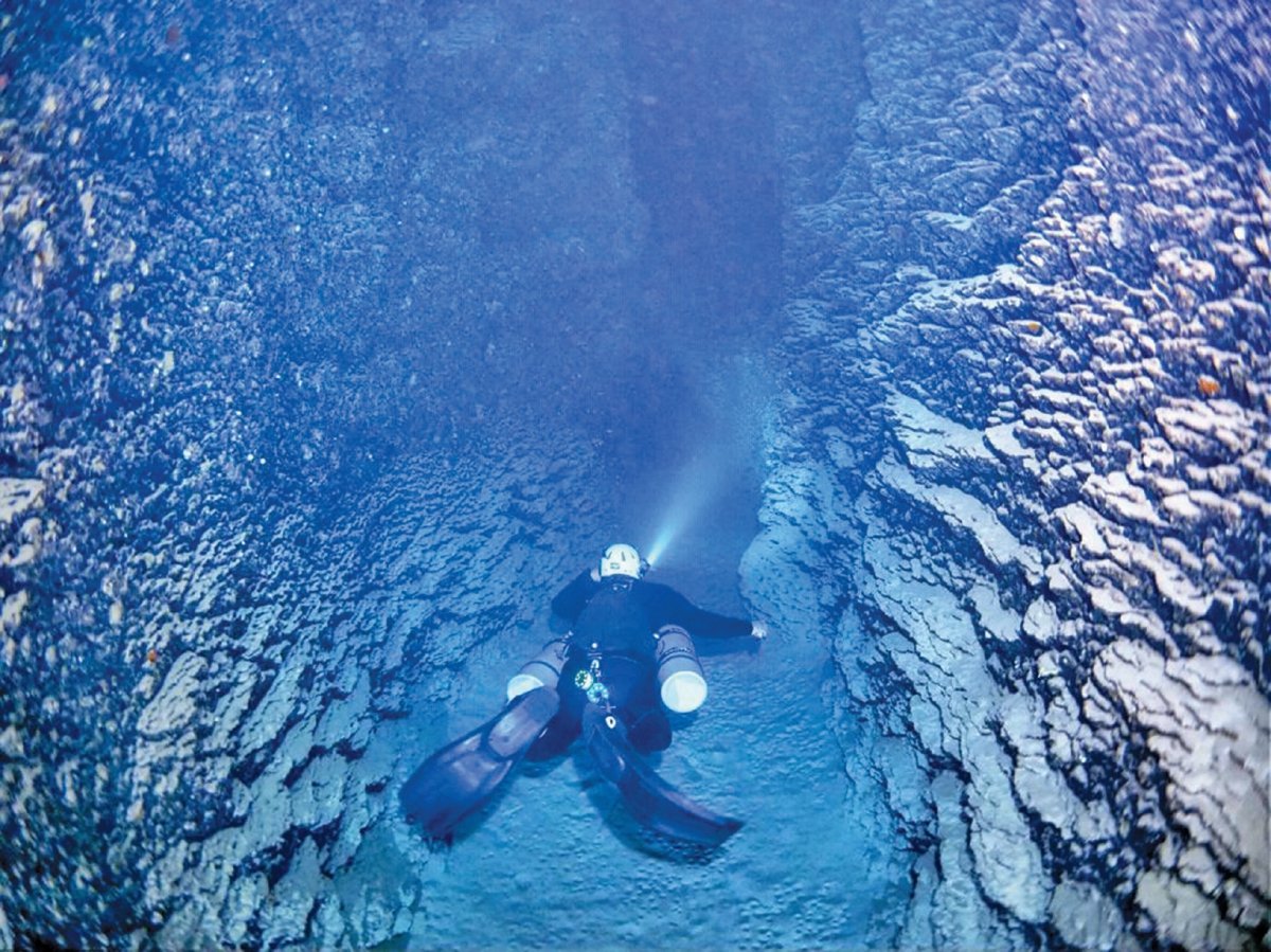 PERLU memiliki kemahiran dan teknik yang betul untuk menyelam di dalam gua dasar laut.
