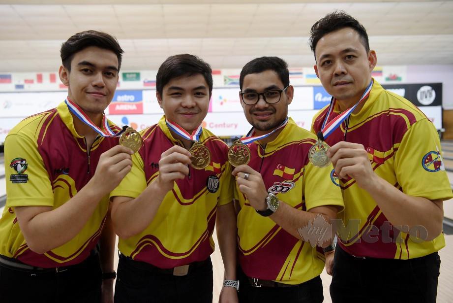 PASUKAN Selangor (dari kiri) Azizi, Tun Ameerul, Muaz dan Alex memperagakan pingat masing-masing selepas menjuarai acara berpasukan lelaki. — FOTO BERNAMA