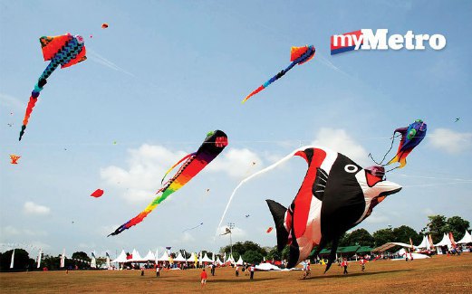 SAKSIKAN pelbagai bentuk layang-layang yang terbang di ruang udara Pasir Gudang sempena World Kite Festival 2015.