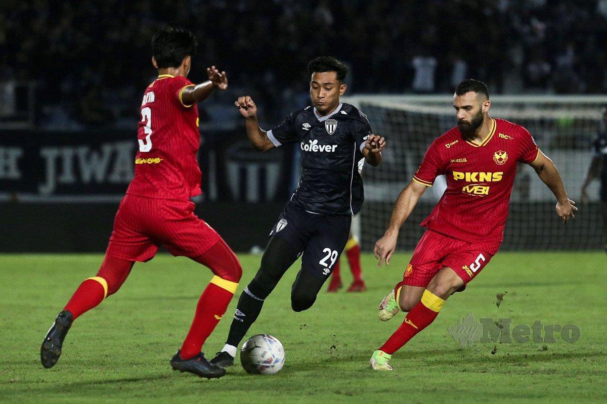 PEMAIN Terengganu FC, Engku Nur Syakir diasak pemain Selangor FC, Yazan Al-Arab pada perlawanan Separuh Akhir Piala FA di Stadium Sultan Mizan Zainal Abidin, 6 Ogos lalu. FOTO Ghazali Kori