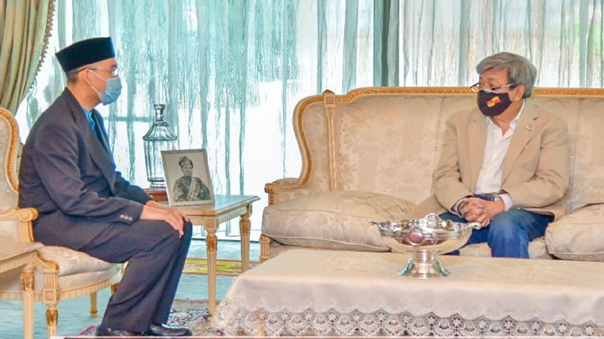 SULTAN Sharafuddin menerima menghadap Timbalan Mufti Selangor yang baharu, Prof Madya Dr Miszairi Sitiris di Istana Bukit Kayangan, Shah Alam. FOTO Ihsan FB Selangor Royal Office.