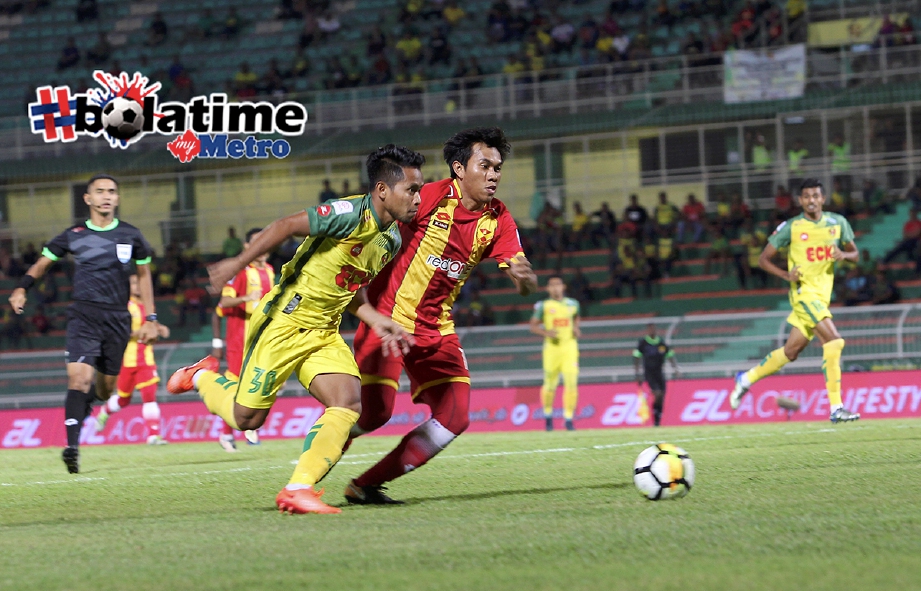 ANDIK (kiri) diasak oleh pemain Selangor, Mohamad Ashmawi Md Yakin dalam saingan Liga Super 2018 di Stadium Darul Aman. -Foto SHARUL HAFIZ ZAM