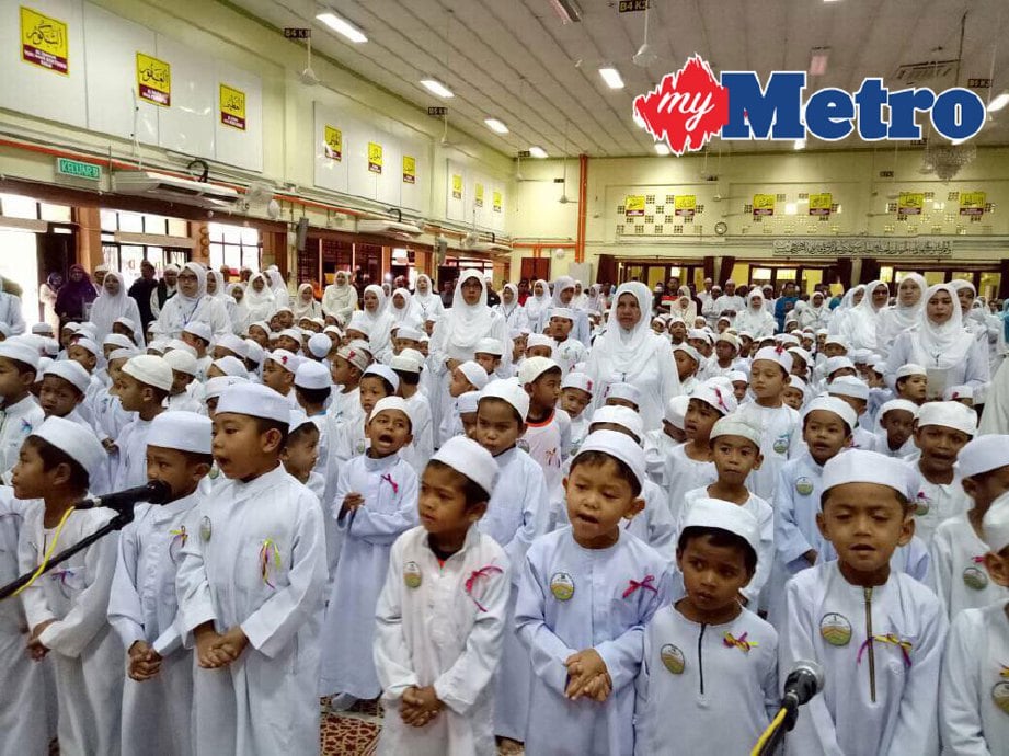 Antara kanak-kanak tabika KEMAS yang menyertai acara selawat beramai-ramai di Masjid Sultan Yahya Petra, Machang hari ini. FOTO Siti Nadzirah Che Mud