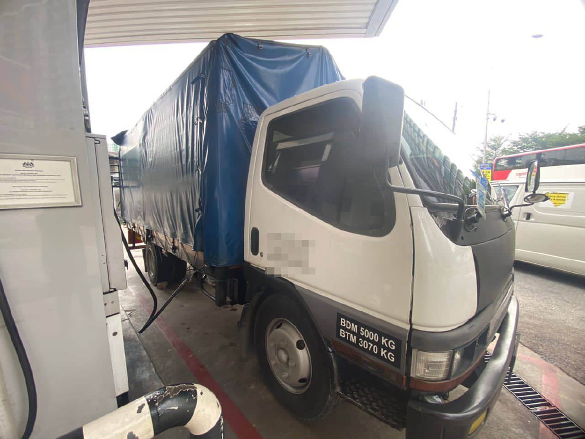 Lori yang diubahsuai untuk mengisi minyak diesel bersubsidi sebelum diseleweng disita KPDNHEP dalam serbuan di stesen minyak di Jalan Puchong, Rabu lalu.