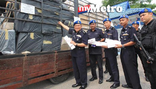 Paul (kiri)  menunjukan rampasan 157,500 karton rokok dianggarkan bernilai RM1.5 juta selepas sidang media di Markas Pasukan Polis Marin Wilayah 2, Tampoi Johor Bahru. FOTO Mohd Azren Jamaludin