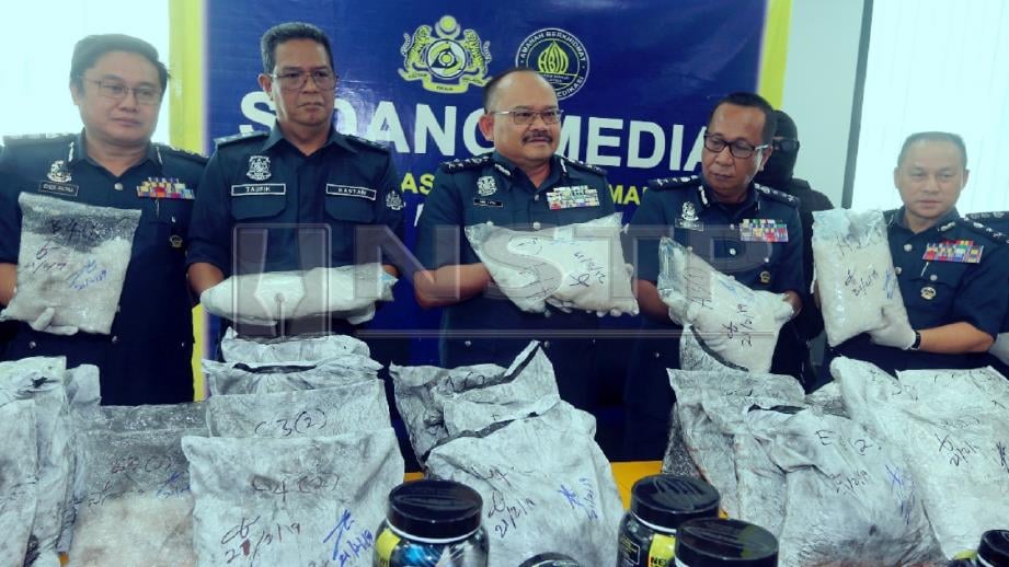  ABDUL Latif (tengah) menunjukkan sebahagian dadah yang dirampas JKDM. FOTO Malai Rosmah Tuah