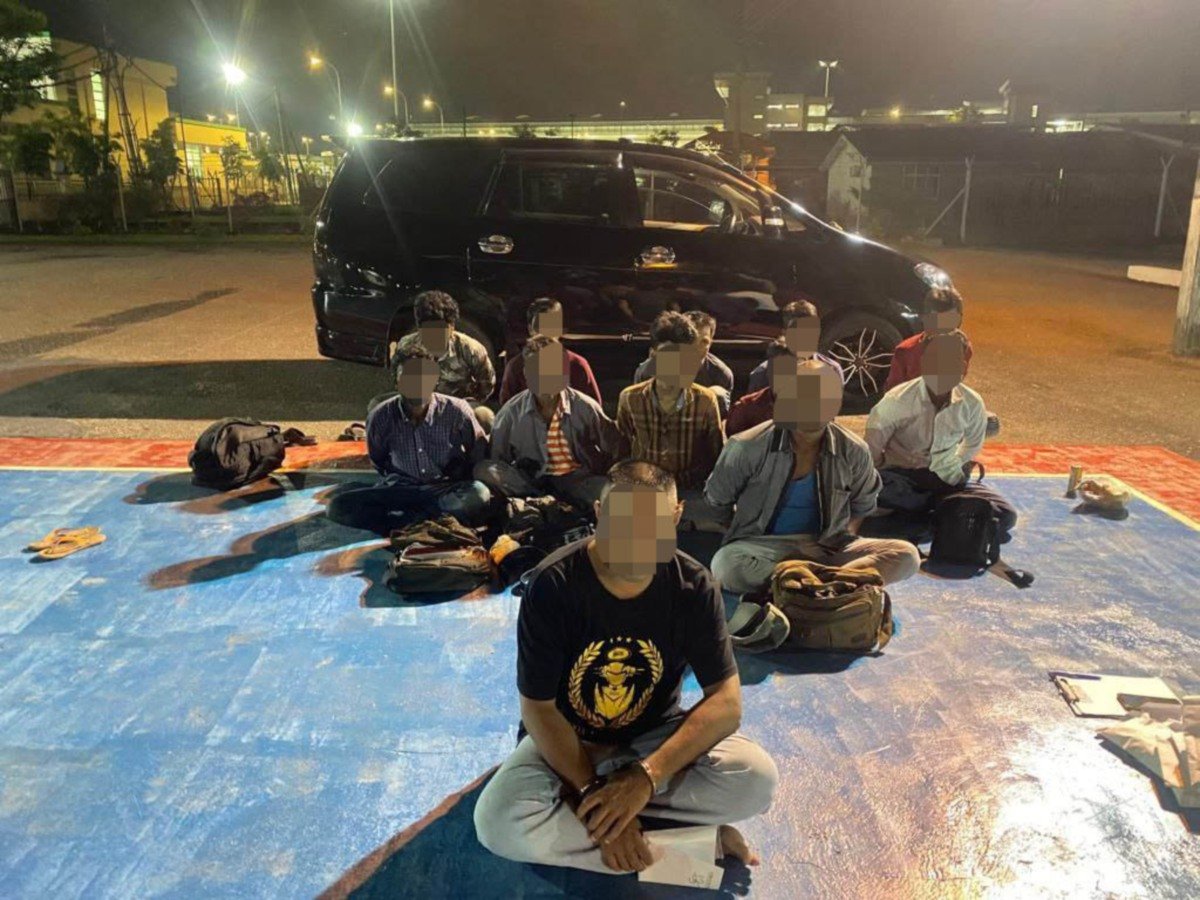 Lelaki tempatan ditahan bersama sebahagian daripada 11 Pati warga Myanmar dalam sebuah kenderaan Toyota Innova di Kilometer 9.7 Lebuhraya Utara Selatan berhampiran lampu isyarat Pekan Changlun. FOTO IHSAN PDRM 