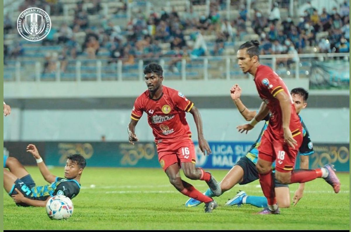 KHIDMAT Selvan (tengah) diperlukan seketika oleh Negeri Sembilan bagi menghadapi perlawanan Liga Super menentang KL City FC, di Paroi, Ahad ini. FOTO Ihsan NSFC