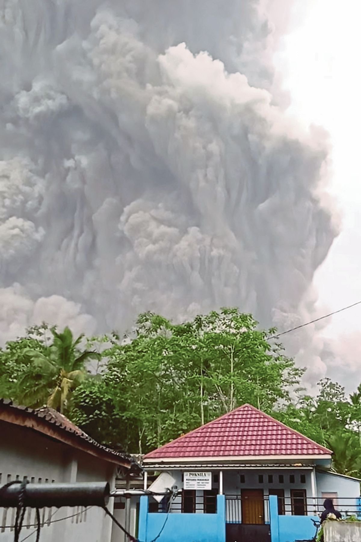 KESAN letusan Gunung Berapi Semeru. FOTO AFP 
