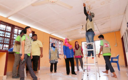 40 pelajar bergotong-royong dalam program Rakan Komuniti Masjid.