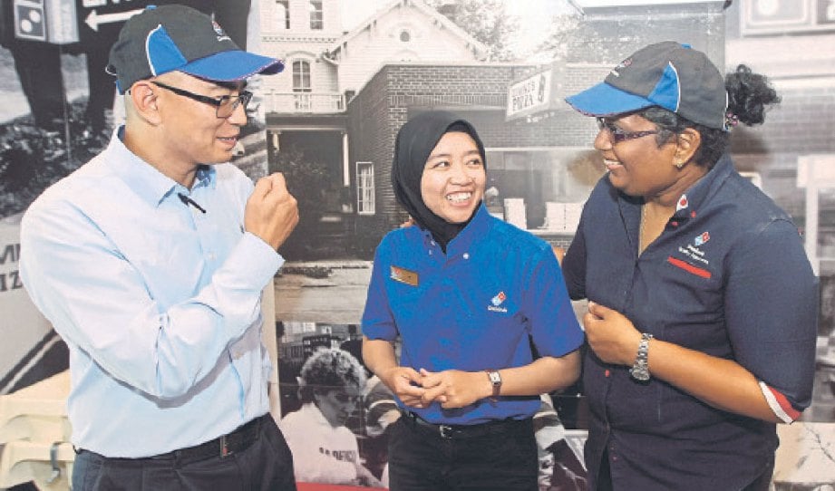 ABDILLAH, Umi Kalsom dan Usharani gembira menjadi kakitangan Domino’s Pizza Malaysia.