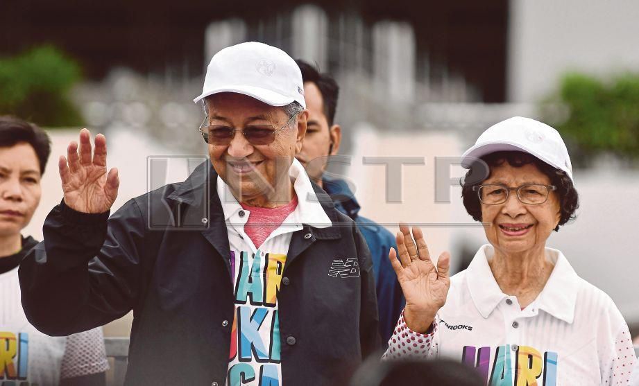 TUN Mahathir bersama isterinya Tun Dr Siti Hasmah Mohd Ali selepas merasmikan Hari Sukan Negara 2018 di Kuala Lumpur Sports City, Bukit Jalil. FOTO/BERNAMA 