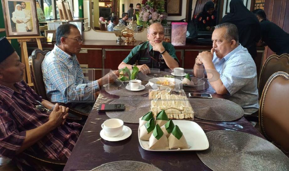 NADZIM (dua dari kanan) berbincang mengenai bantahan pusat penyembelihan halal di Selayang. FOTO Yusmizal Dolah Aling.